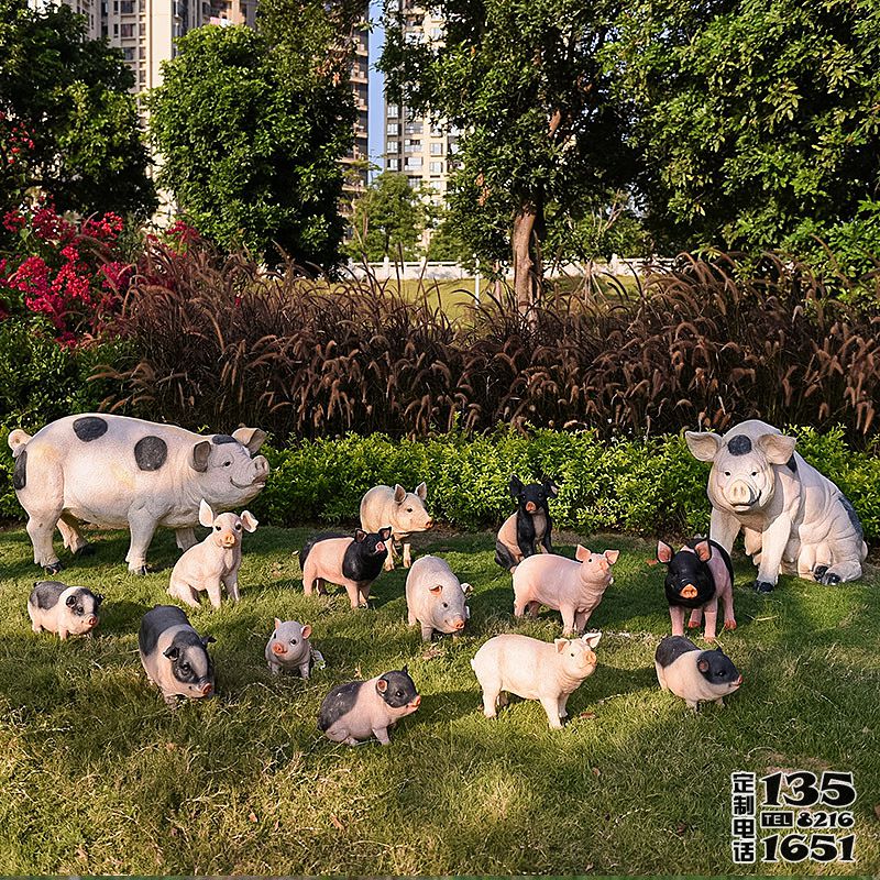景區(qū)動物園擺放一群玻璃鋼彩繪豬雕塑 景區(qū)動物園擺放一群玻璃鋼彩繪豬雕塑