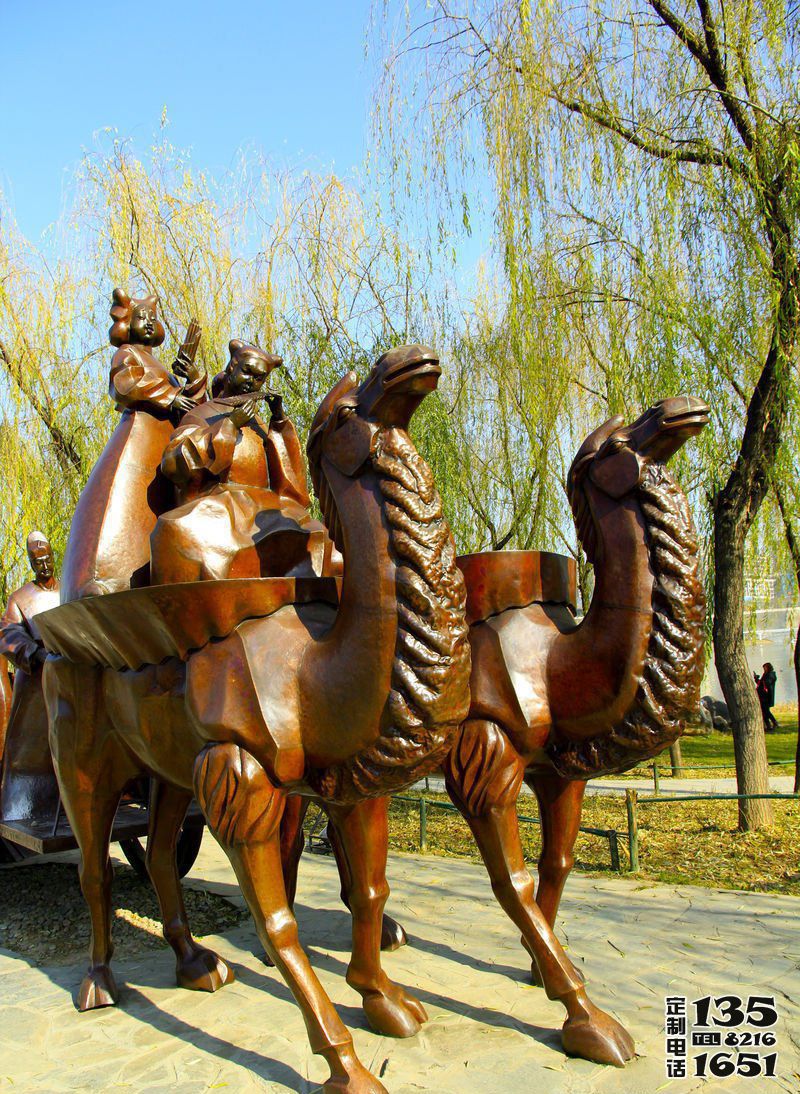 公園景區(qū)擺放的兩只馱著小孩的玻璃鋼仿銅創(chuàng)意駱駝雕塑 公園景區(qū)擺放的兩只馱著小孩的玻璃鋼仿銅創(chuàng)意駱駝雕塑