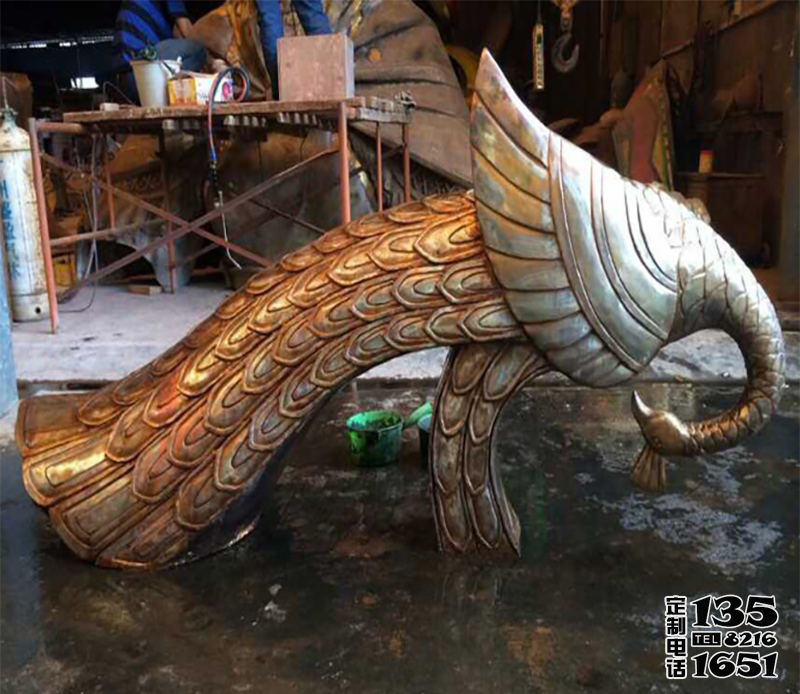 商場(chǎng)室內(nèi)低頭的玻璃鋼美陳裝飾品孔雀雕塑 商場(chǎng)室內(nèi)低頭的玻璃鋼美陳裝飾品孔雀雕塑