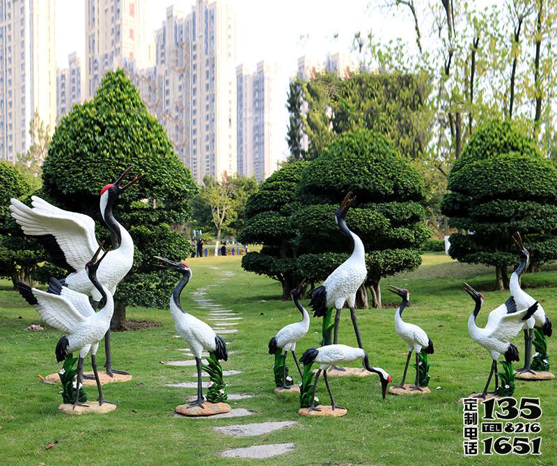 公園草坪一群休息覓食的玻璃鋼仿真動(dòng)物仙鶴雕塑 公園草坪一群休息覓食的玻璃鋼仿真動(dòng)物仙鶴雕塑
