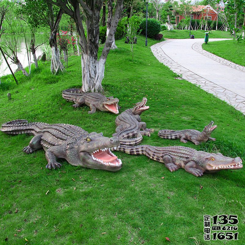 公園草地上擺放的形態(tài)各異的玻璃鋼仿真動物鱷魚雕塑 公園草地上擺放的形態(tài)各異的玻璃鋼仿真動物鱷魚雕塑
