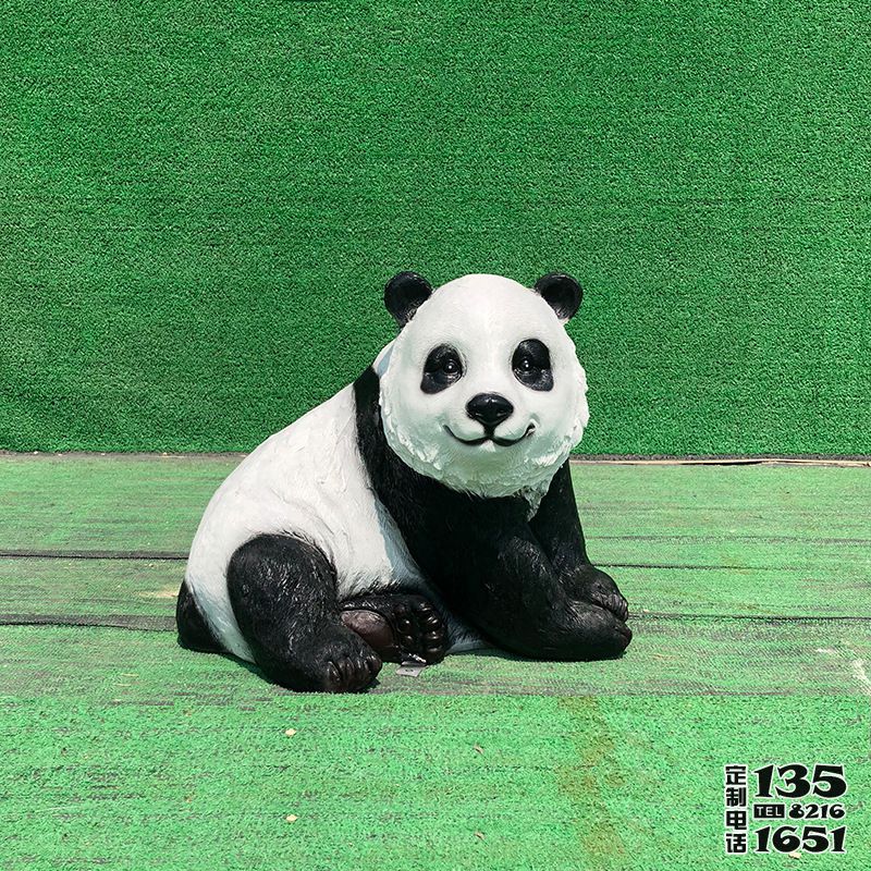 游樂(lè)場(chǎng)景觀趴著的彩繪玻璃鋼熊貓雕塑 游樂(lè)場(chǎng)景觀趴著的彩繪玻璃鋼熊貓雕塑