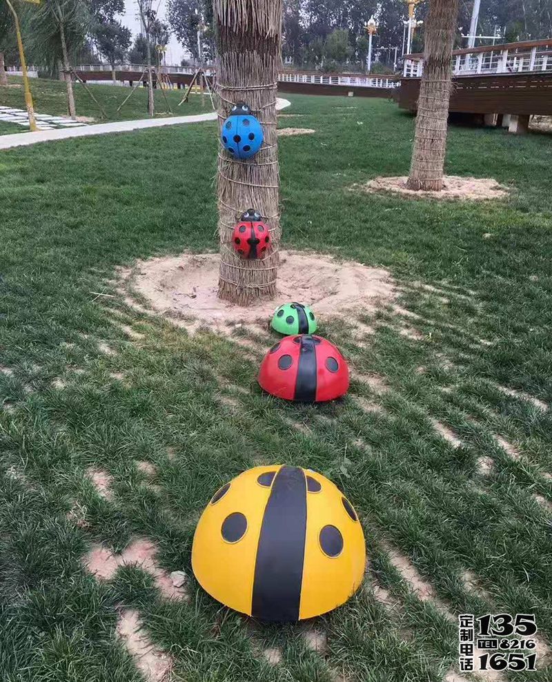 公園里擺放的爬行的玻璃鋼彩繪瓢蟲(chóng)雕塑 公園里擺放的爬行的玻璃鋼彩繪瓢蟲(chóng)雕塑