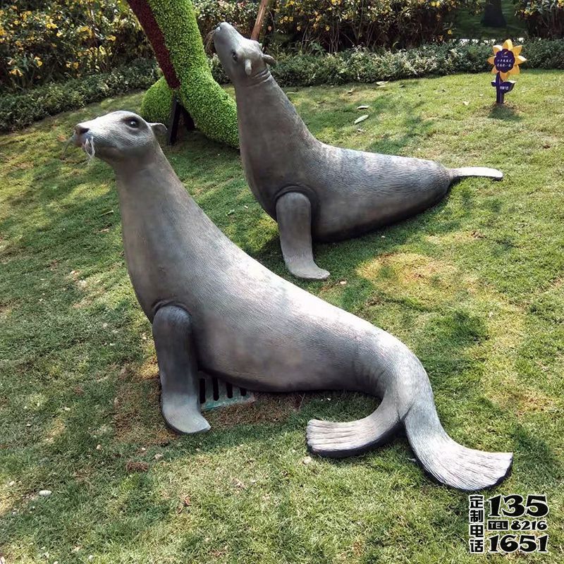 公園里擺放的兩只玻璃鋼創(chuàng)意海豹雕塑 公園里擺放的兩只玻璃鋼創(chuàng)意海豹雕塑