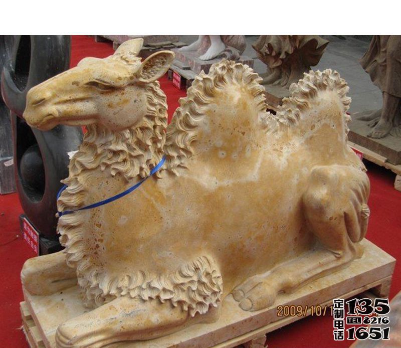 街道邊擺放的黃色的玻璃鋼創(chuàng)意駱駝雕塑 街道邊擺放的黃色的玻璃鋼創(chuàng)意駱駝雕塑
