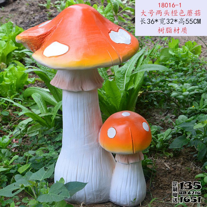公園草坪彩繪玻璃鋼材質(zhì)大小不一的蘑菇雕塑 公園草坪彩繪玻璃鋼材質(zhì)大小不一的蘑菇雕塑
