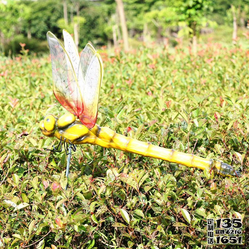 公園草坪玻璃鋼仿真動(dòng)物蜻蜓雕塑 公園草坪玻璃鋼仿真動(dòng)物蜻蜓雕塑