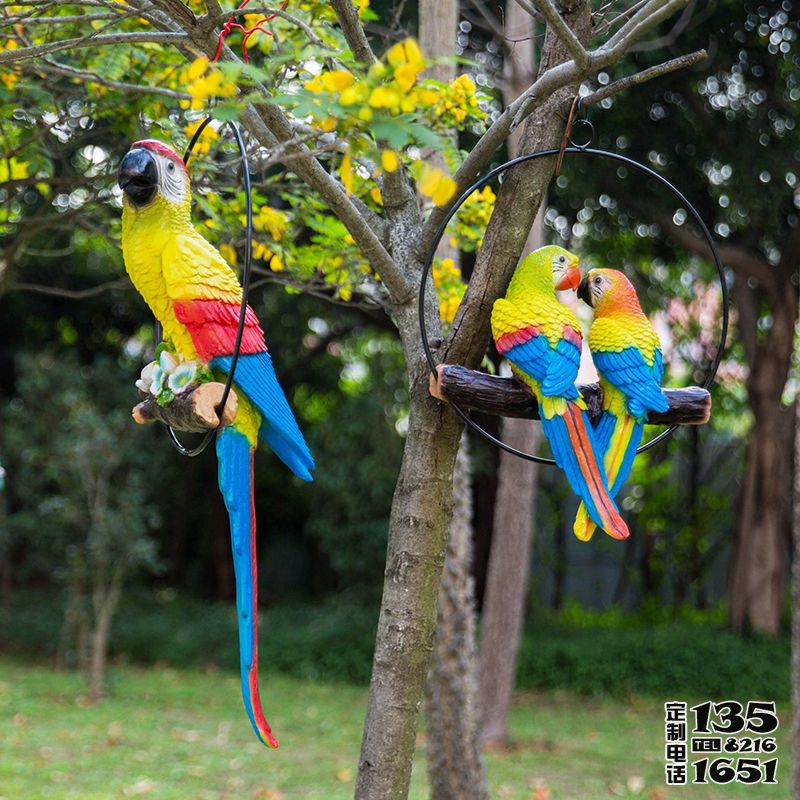 花園廣場(chǎng)上玻璃鋼仿真動(dòng)物鸚鵡雕塑 花園廣場(chǎng)上玻璃鋼仿真動(dòng)物鸚鵡雕塑