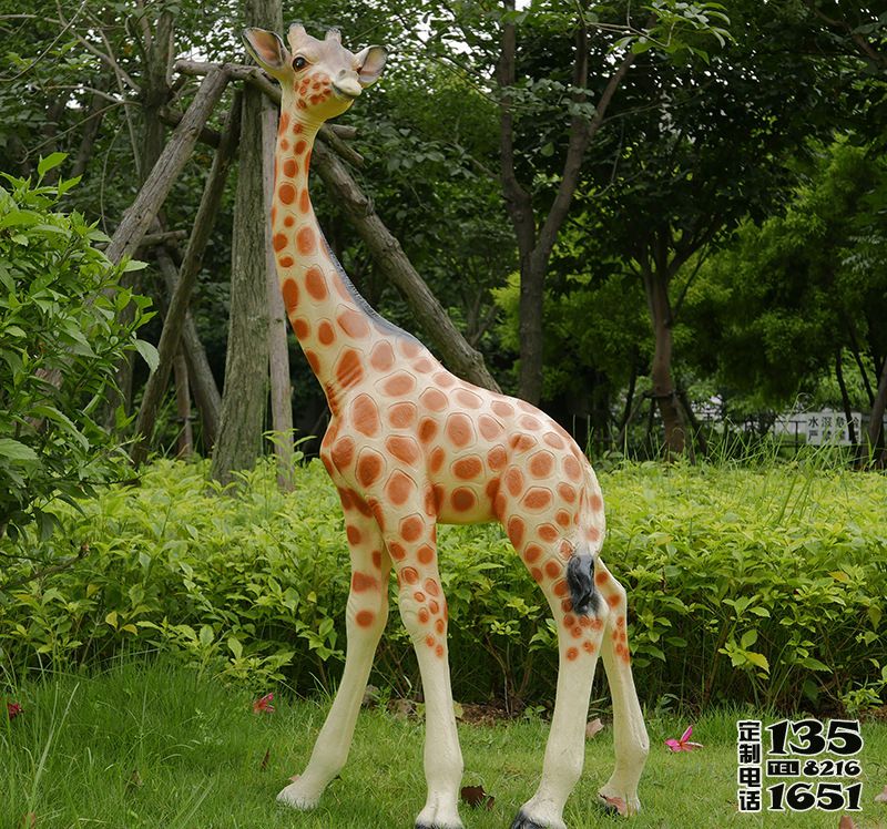 公園草坪玻璃鋼彩繪長(zhǎng)頸鹿雕塑 公園草坪玻璃鋼彩繪長(zhǎng)頸鹿雕塑