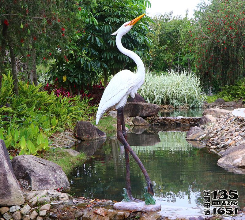 公園池塘中玻璃鋼仿真仙鶴雕塑 公園池塘中玻璃鋼仿真仙鶴雕塑