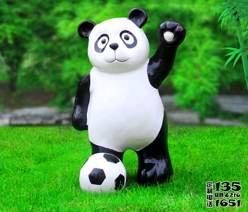 動(dòng)物園擺放的舉手踢足球玻璃鋼仿真熊貓雕塑 動(dòng)物園擺放的舉手踢足球玻璃鋼仿真熊貓雕塑