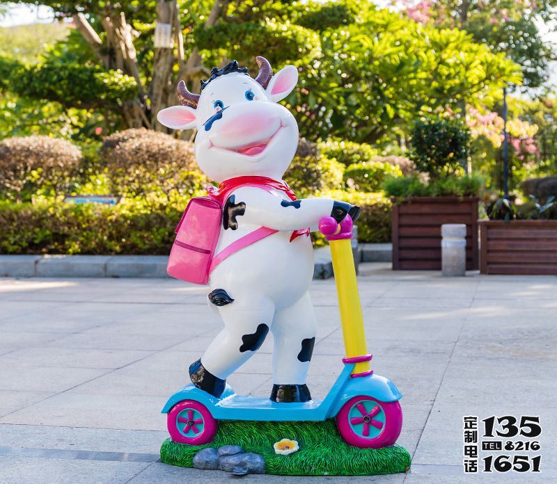 幼兒園一只騎車背包的玻璃鋼卡通牛雕塑 幼兒園一只騎車背包的玻璃鋼卡通牛雕塑
