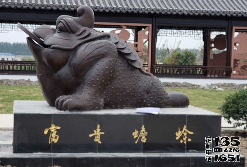 公園里擺放的黑色玻璃鋼仿銅金蟾雕塑 公園里擺放的黑色玻璃鋼仿銅金蟾雕塑