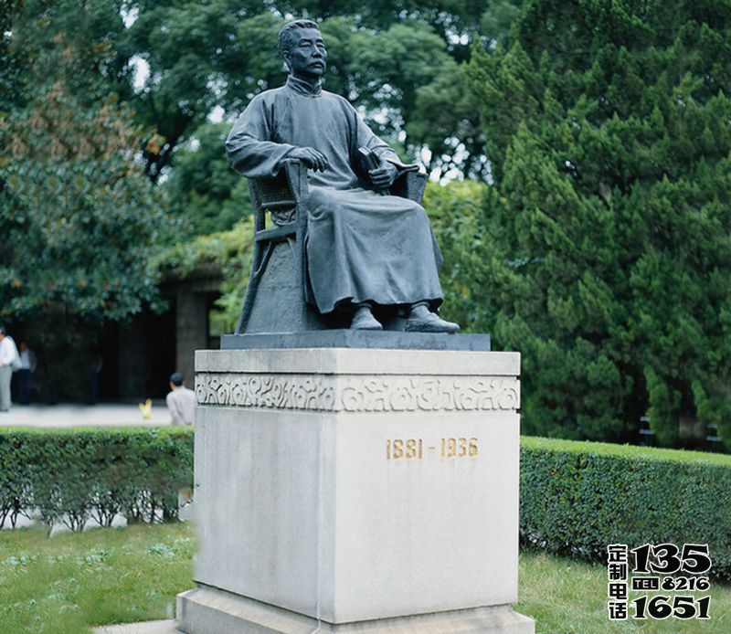 公園廣場(chǎng)大型景觀坐著石柱上面的玻璃鋼魯迅雕塑 公園廣場(chǎng)大型景觀坐著石柱上面的玻璃鋼魯迅雕塑