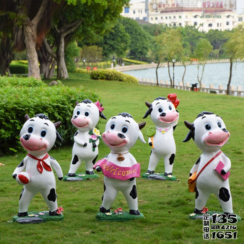 游樂場動物園玻璃鋼卡通創(chuàng)意站立的奶牛雕塑 游樂場動物園玻璃鋼卡通創(chuàng)意站立的奶牛雕塑