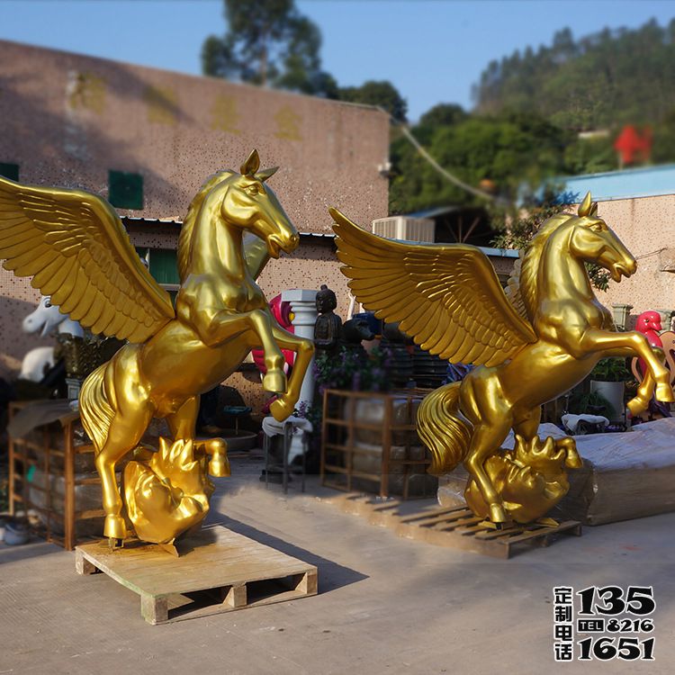 廣場(chǎng)上擺放的兩只玻璃鋼噴漆飛馬雕塑 廣場(chǎng)上擺放的兩只玻璃鋼噴漆飛馬雕塑