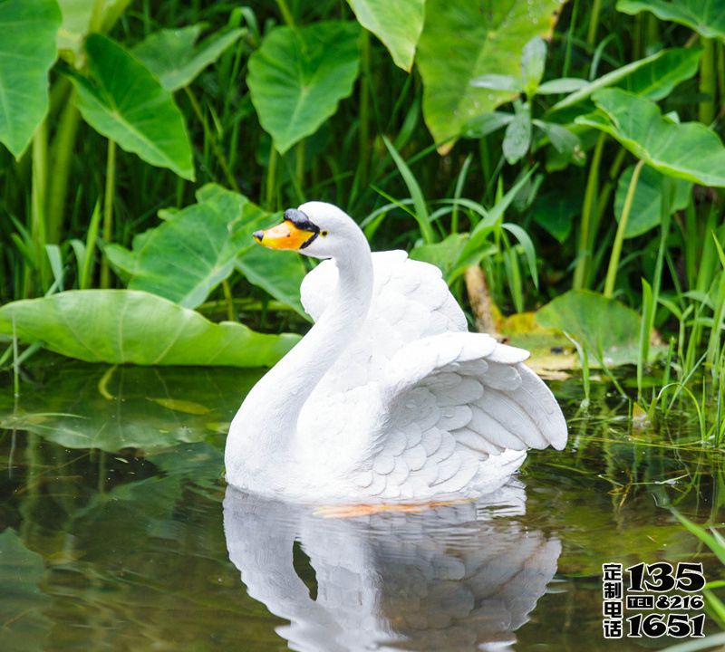庭院水中嬉戲的玻璃鋼樹脂仿真天鵝雕塑 庭院水中嬉戲的玻璃鋼樹脂仿真天鵝雕塑