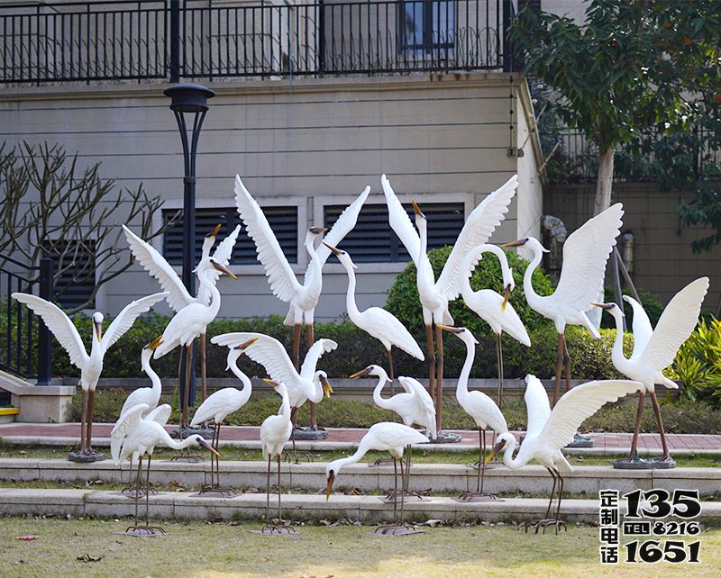 公園廣場一群玻璃鋼展翅的仿真動物仙鶴雕塑 公園廣場一群玻璃鋼展翅的仿真動物仙鶴雕塑