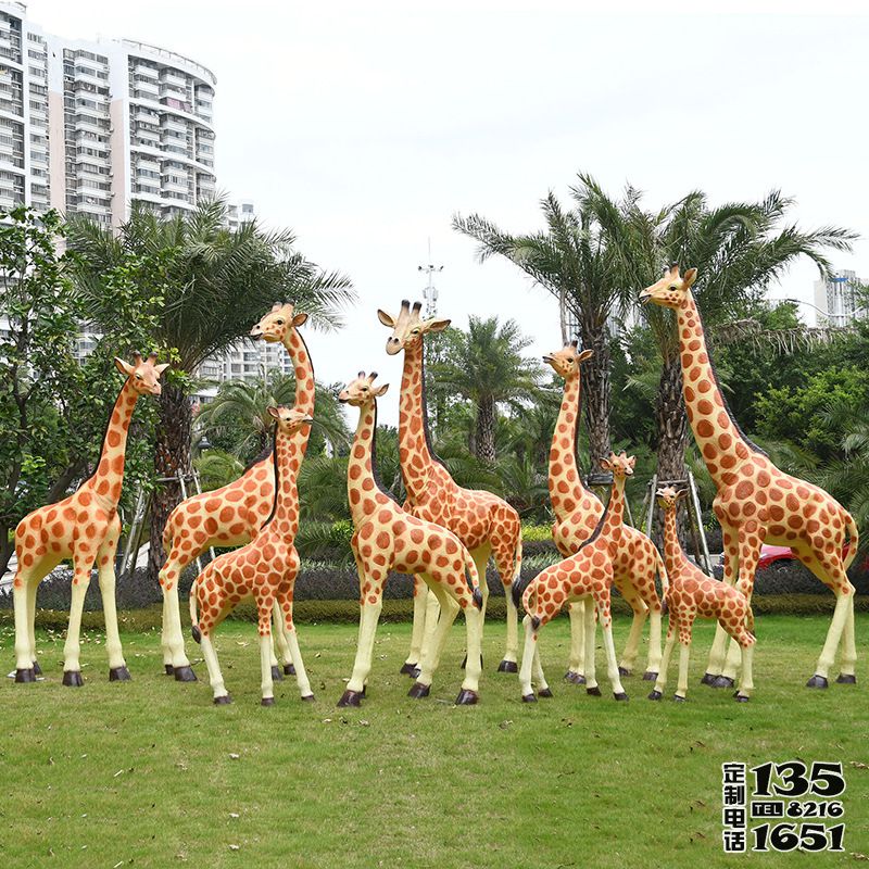 公園草坪玻璃鋼彩繪仿真動物園林景觀長頸鹿雕塑 公園草坪玻璃鋼彩繪仿真動物園林景觀長頸鹿雕塑