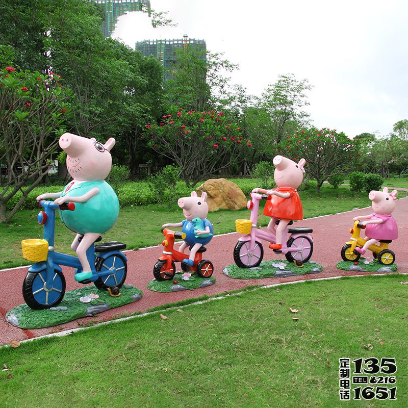 學(xué)校公園草坪擺放騎自行車的卡通小豬佩奇一家玻璃鋼雕塑 學(xué)校公園草坪擺放騎自行車的卡通小豬佩奇一家玻璃鋼雕塑
