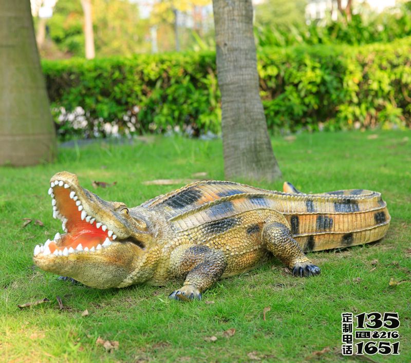 公園草地擺放的張嘴的玻璃鋼仿真彩繪鱷魚雕塑 公園草地擺放的張嘴的玻璃鋼仿真彩繪鱷魚雕塑