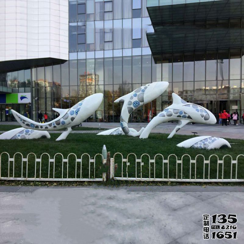 商場(chǎng)門(mén)口玻璃鋼彩繪鯨魚(yú)景觀雕塑