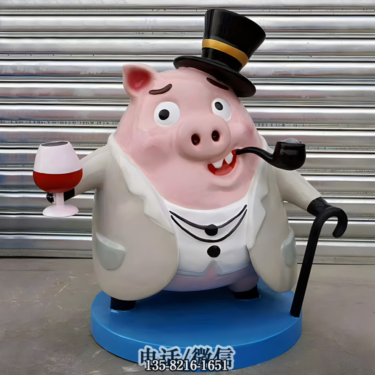 頭戴禮帽手拄拐棍、叼著煙斗拿著紅酒的卡通豬雕塑